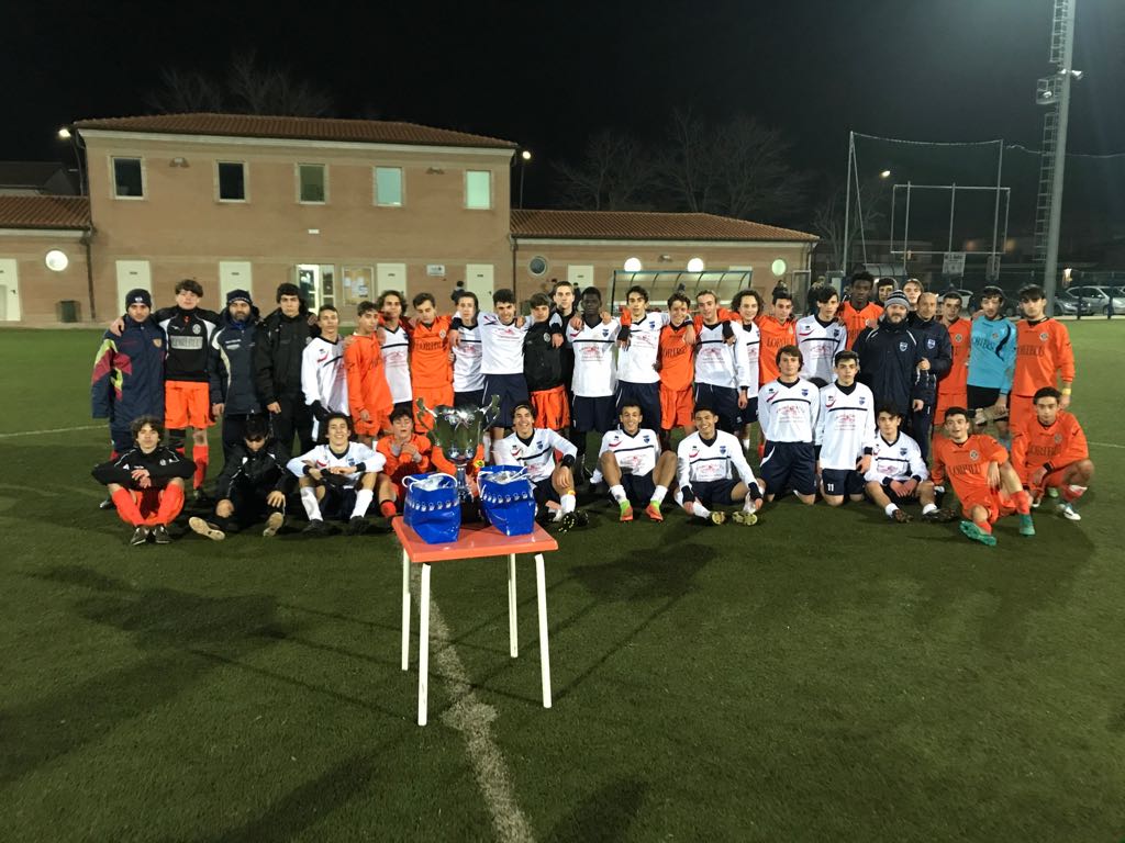 Tanti giovani in passerella <br> per ricordare gli arbitri ascolani <br> Catani, Angelini e Cremona