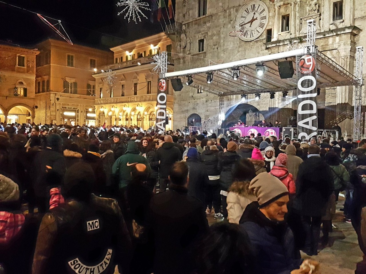 Botti, spumante e musica <br> Capodanno show ad Ascoli e in riviera <br> <span> Foto e video </span>