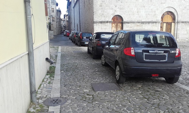 Parcheggi selvaggi in centro <br> Le strade diventano off limit <br> anche per i mezzi di soccorso