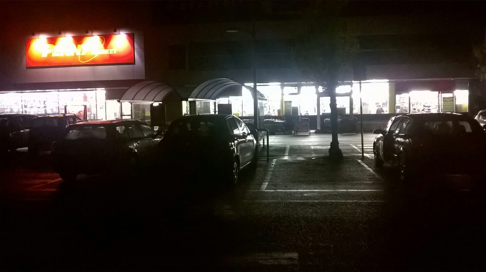 Un parcheggio al buio <br> «Lasciare l’auto per la spesa <br> diventa davvero inquietante»