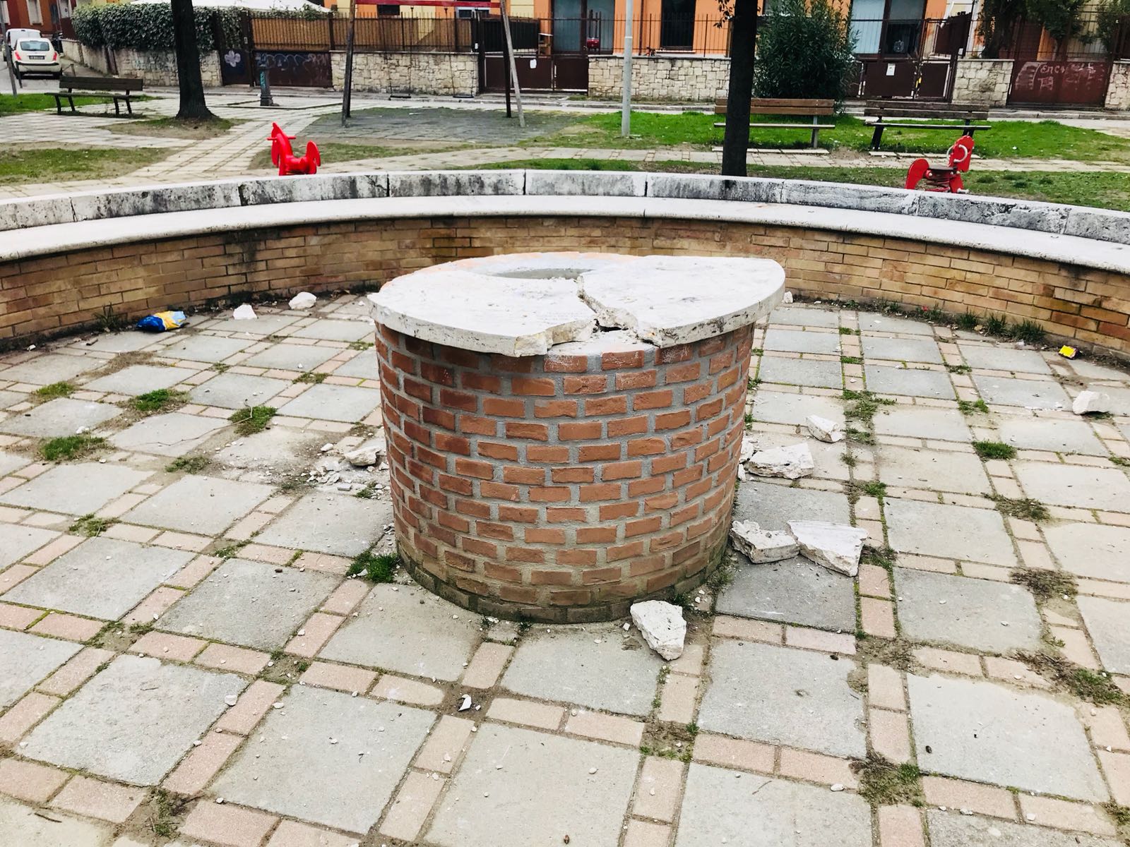 Raid notturno in Piazza Diaz <br> Vandali di nuovo in azione <br> in barba alla videosorveglianza
