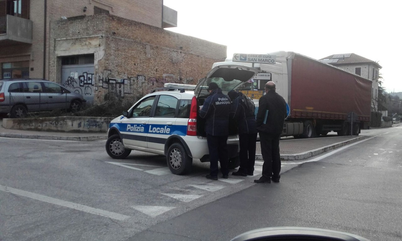 Tir sbaglia l’uscita della superstrada <br> e resta incastrato in via Napoli Ovest