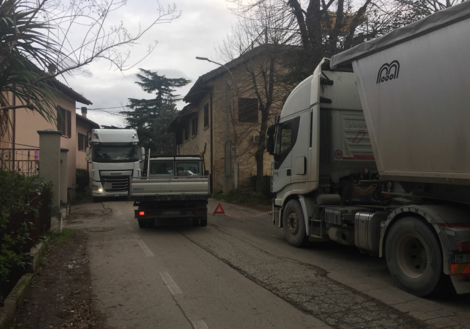 Troppi camion a Tolignano, <br> residenti sul piede di guerra