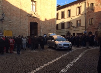 Una folla commossa <br> per l’ultimo saluto a Sabrina, <br> la mamma 47enne di Comunanza