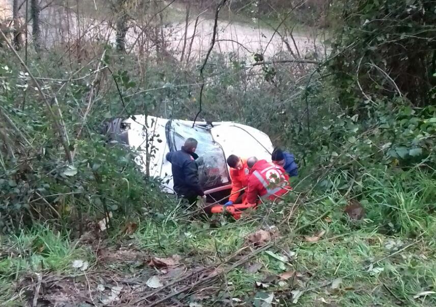 Auto precipita in un dirupo, <br> il soccorritore si cala dall’elicottero (Video)