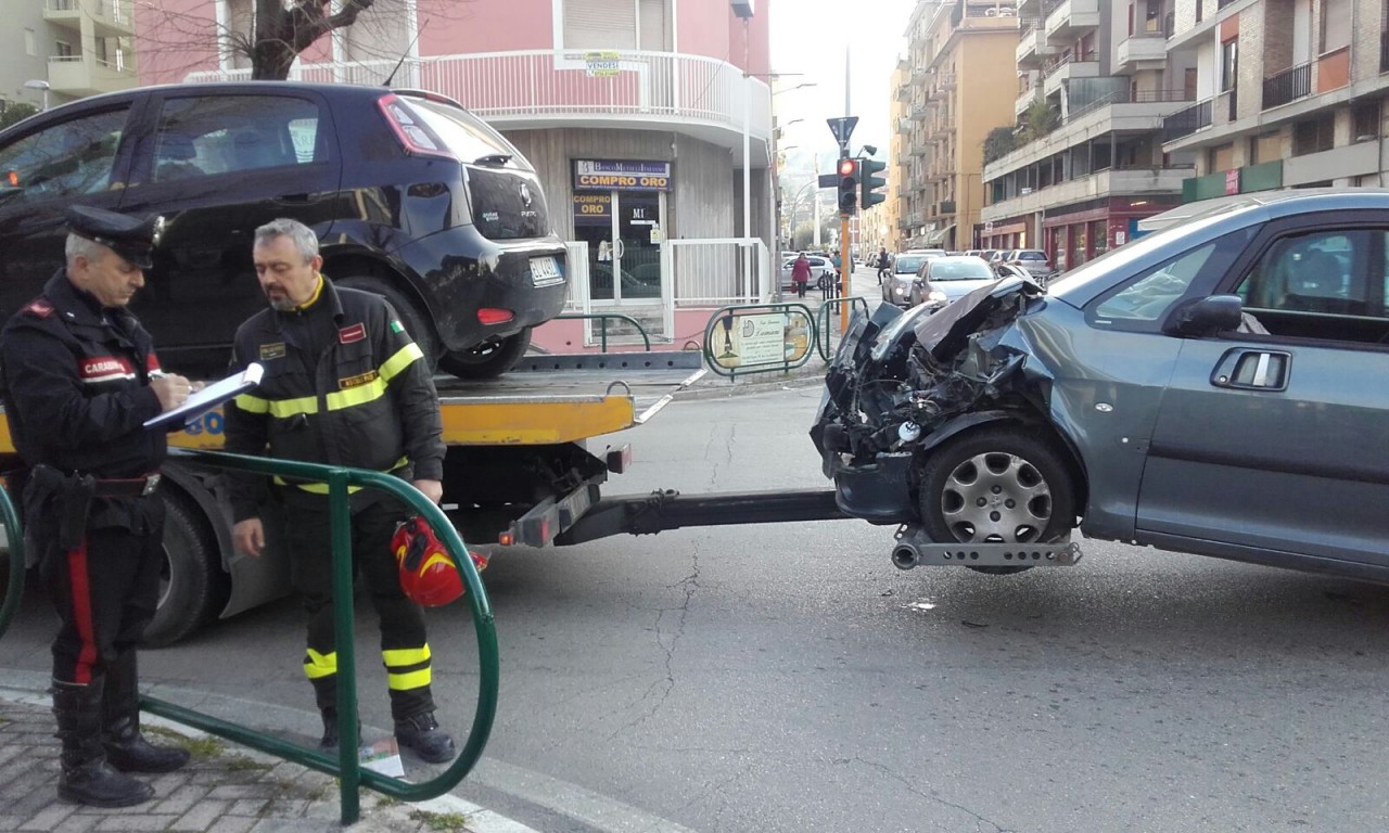 Ennesimo schianto <br> all’incrocio maledetto <br> Feriti un uomo e una donna