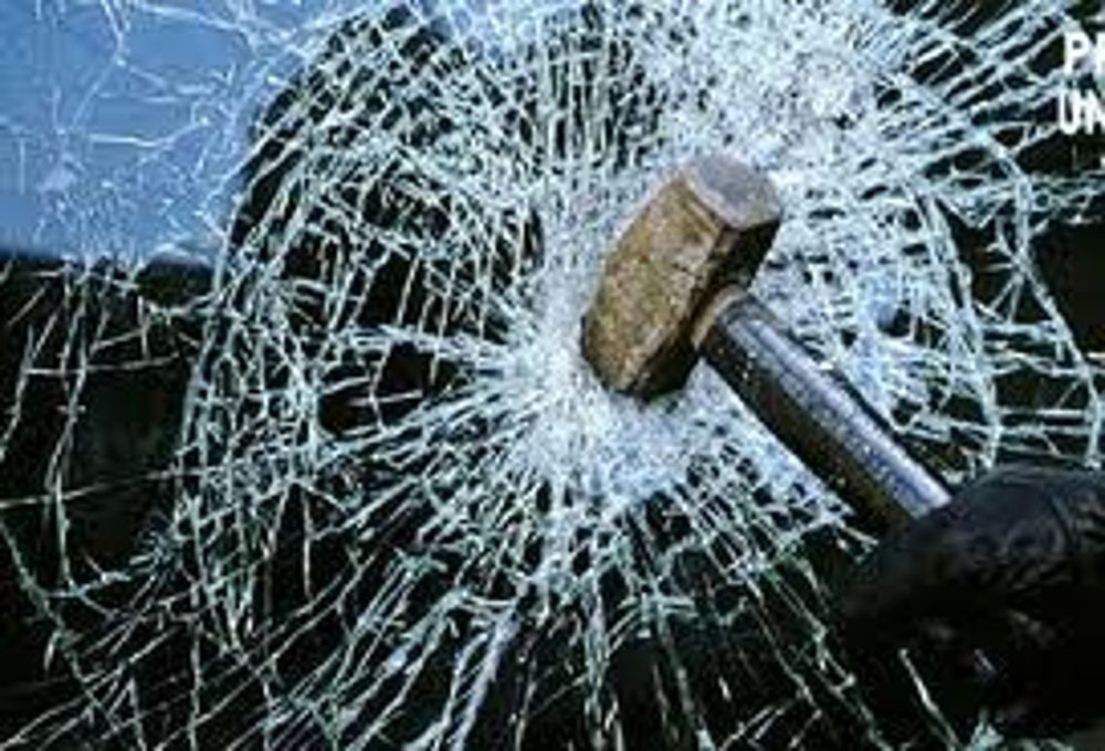 Sfondano la vetrina con l’auto <br> e fuggono con videopoker e la cassa