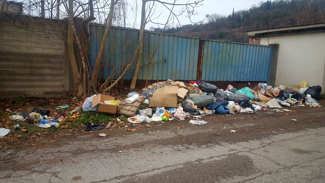 Degrado nel giorno del giuramento <br> Rifiuti a cielo aperto in zona Castagneti