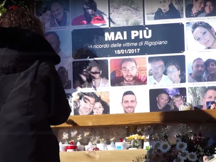 La cerimonia a Farindola <br> «Tutti abbracciati nel palasport <br> all’ora in cui ci fu la valanga» <span> VIDEO </span>