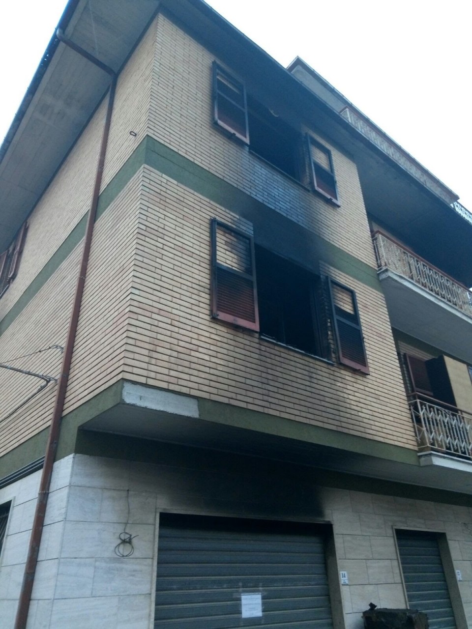 Bruciata la casa per gli immigrati <br> Avvistati due giovani fuggire <br> I letti incendiati con la diavolina <span> Foto </span>