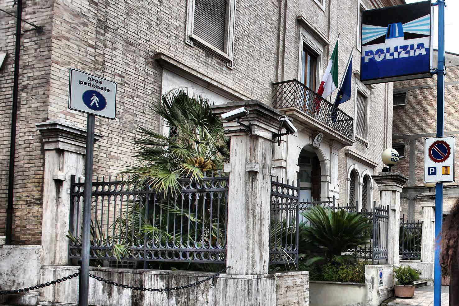 Entrano in casa dalla finestra <br> e rubano Rolex e denaro