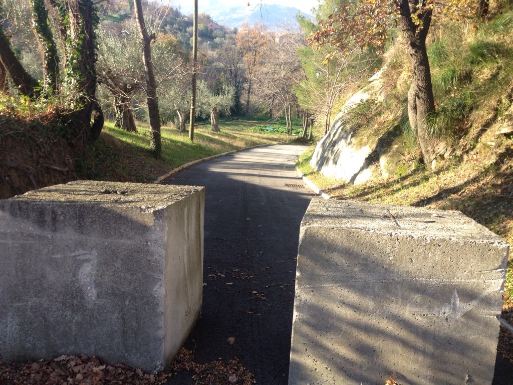 Mistero al quartiere Tofare, <br> strada chiusa coi blocchi <br> <span> Foto </span>