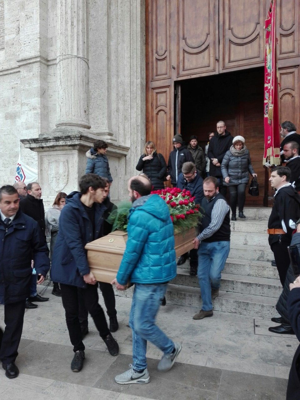 «Lungimirante, sapiente e uomo di fede» <br> Chiesa stralcolma per l’addio a Vallesi