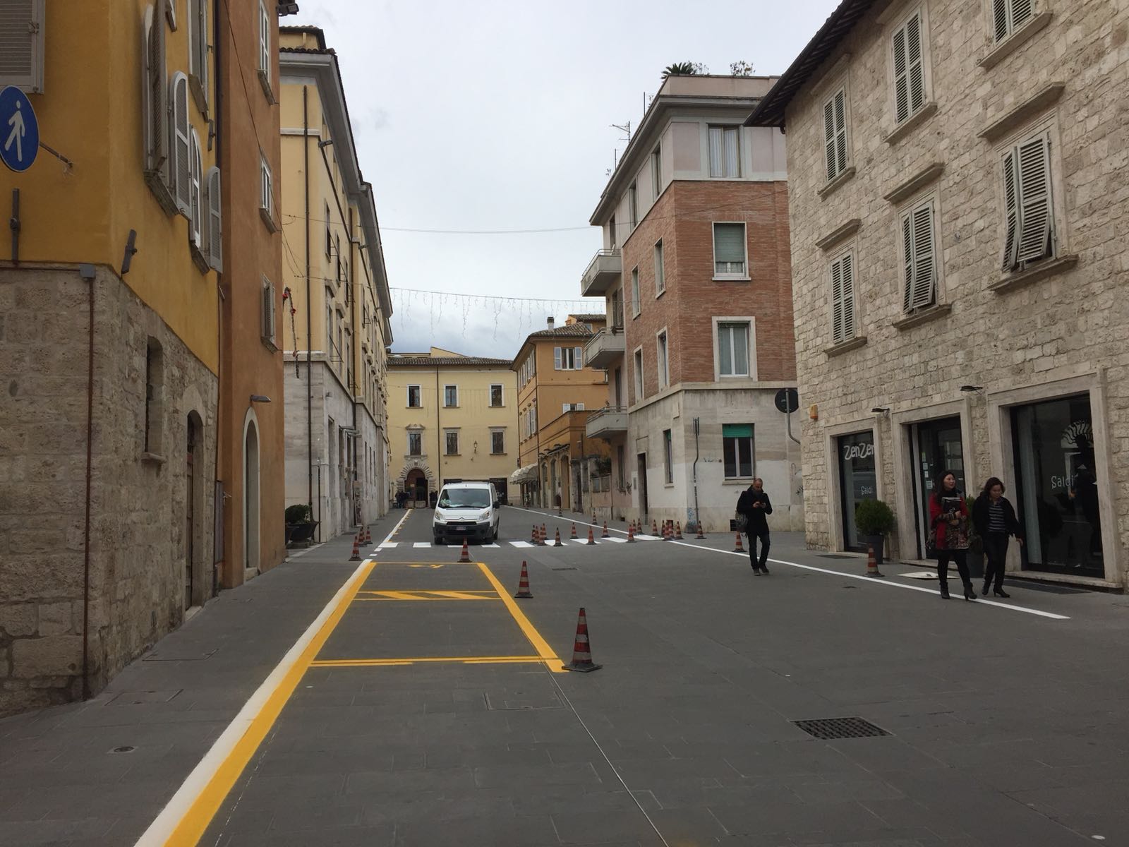 Via Ceci, dalle sculture ai parcheggi <br> Cittadini e commercianti increduli