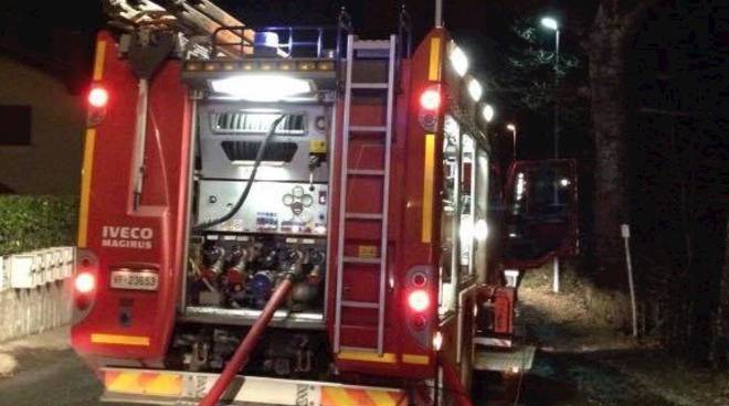 Garage distrutto dal fuoco, <br> tre ore di grande paura: <br> cinque famiglie evacuate <span> (Video)