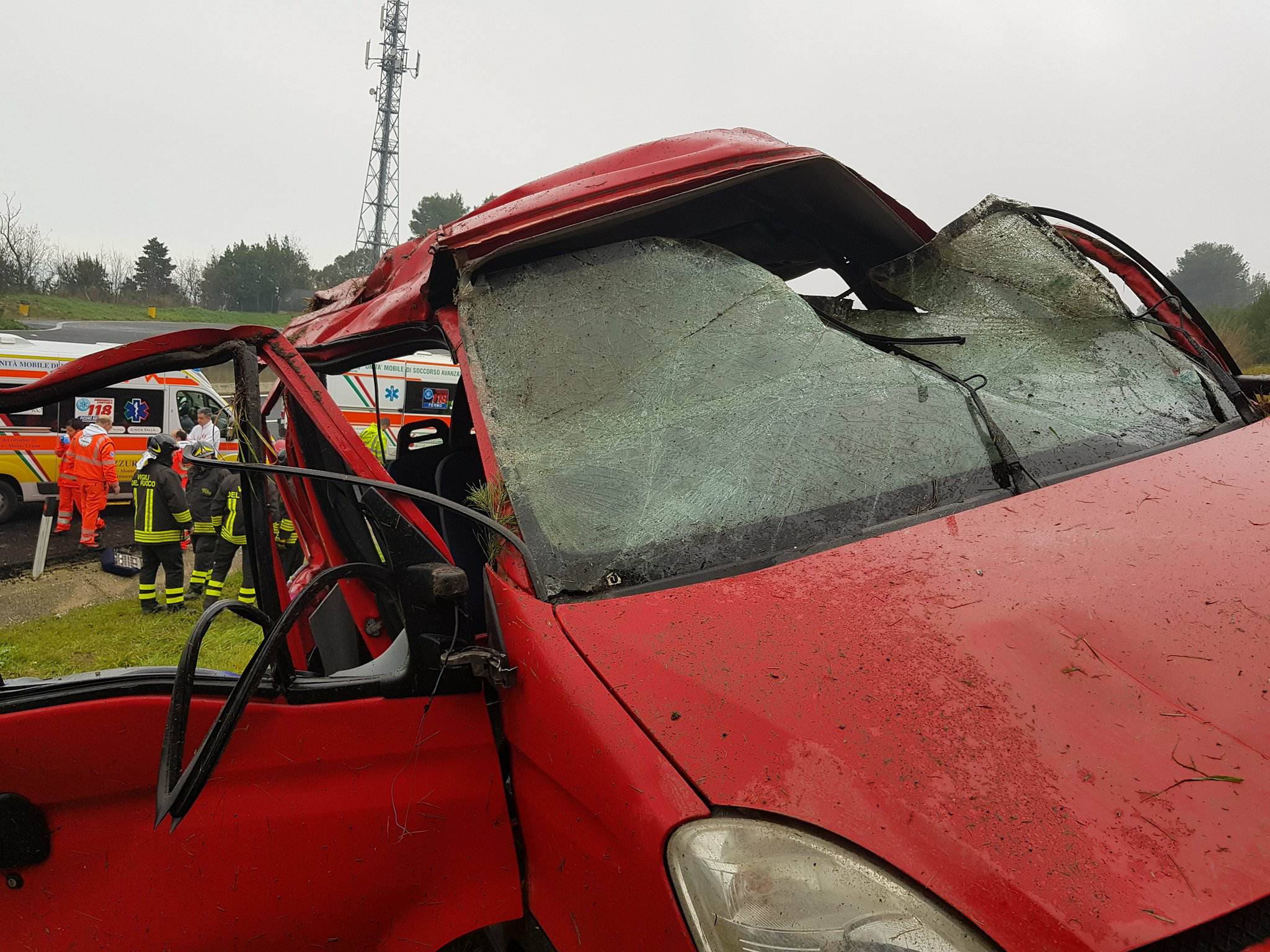 Un minibus si ribalta in A14: <br> sette ragazzi feriti, uno in rianimazione <br> Un’intera squadra di calcetto <br> <span> Foto e Video </span>