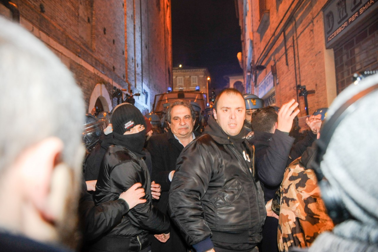 Macerata respinge Forza Nuova <br> Guerriglia in piazza della Libertà <br> <span> (Foto e Video) </span>