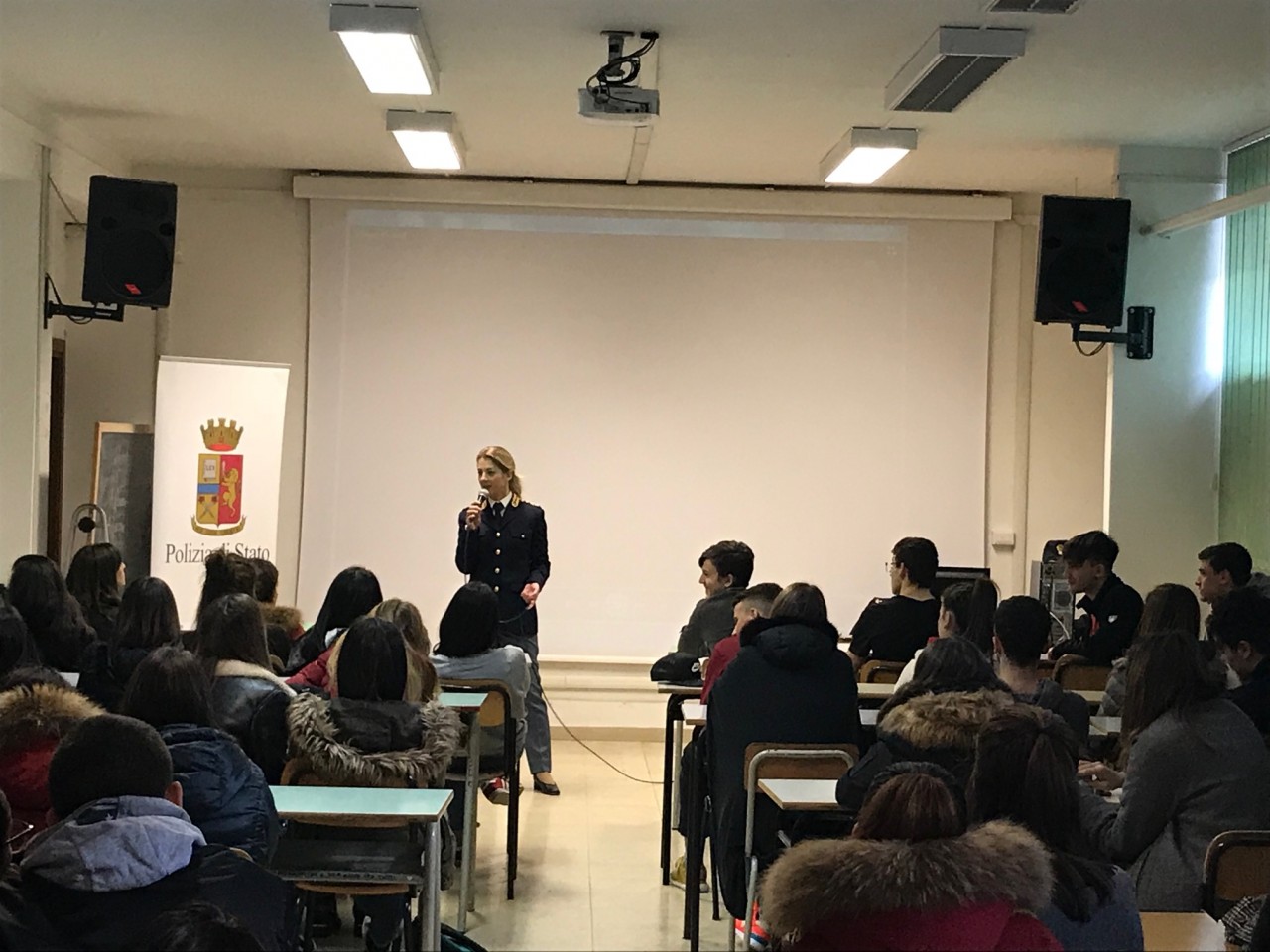 La Polizia sui banchi <br> di scuola per parlare <br> di “Questo non è amore”