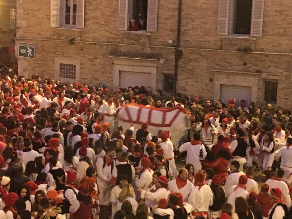 Offida, il bove è “matato” <br> Grande festa tra le vie del centro <br> <span> Foto e video </span>