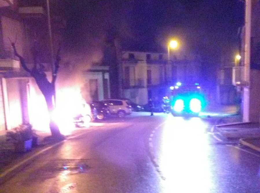 Due auto a fuoco nel cuore della notte <br> Molto probabile l’origine dolosa
