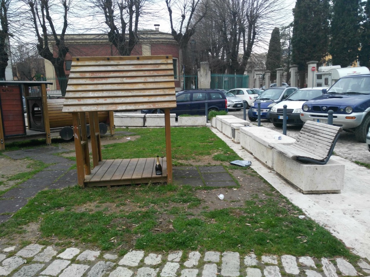 Piazza San Tommaso abbandonata <br> nel degrado più assoluto