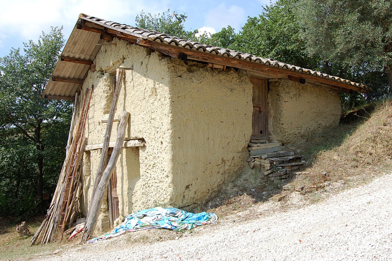 Memoria del territorio: <br> le case di terra cruda nel Piceno