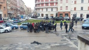 Terrore a Macerata, nove sparatorie <br> Preso il folle a bordo di un’Alfa nera <br> <span> Video </span>