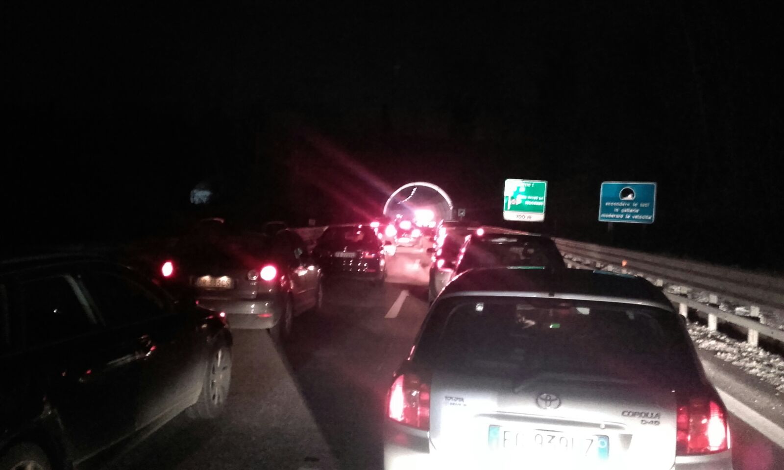 Tubature rotte e stalattiti minacciose <br> E’ pericolo ghiaccio ovunque <br> Chiusa e riaperta la galleria del Marino