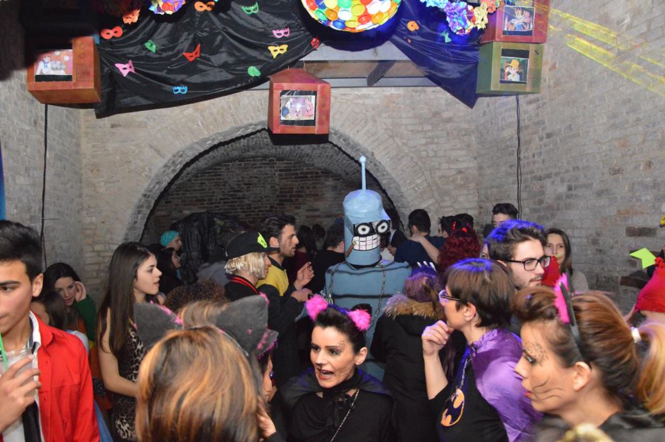 A Castignano “comodamente casalingo” <br> E’ la sera del veglione a “le grotte”