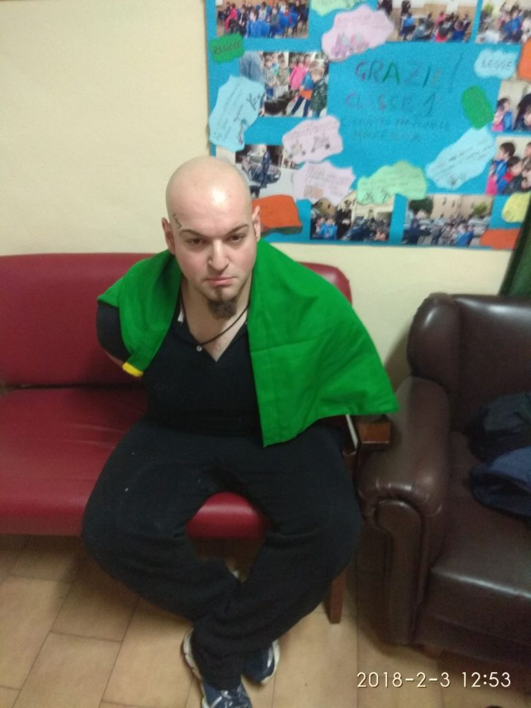 Terrore a Macerata <br> sparatorie in città, 7 feriti <br> Preso il folle: è un italiano <span> (Foto-Video) </span>