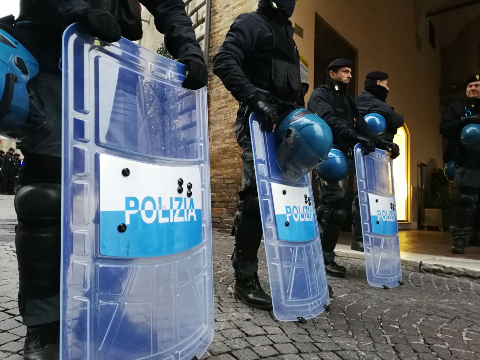 Alta tensione a Macerata: <br> vietate tutte le manifestazioni, <br> la Prefettura accoglie invito del sindaco