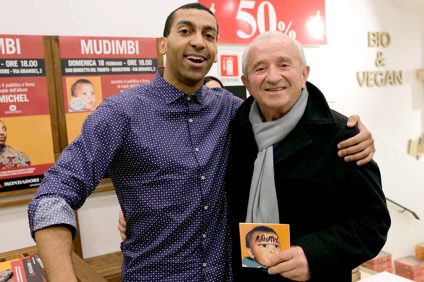 Mudimbi torna a casa <br> Libreria sold out e firma copie <br> <span> Foto e video </span>