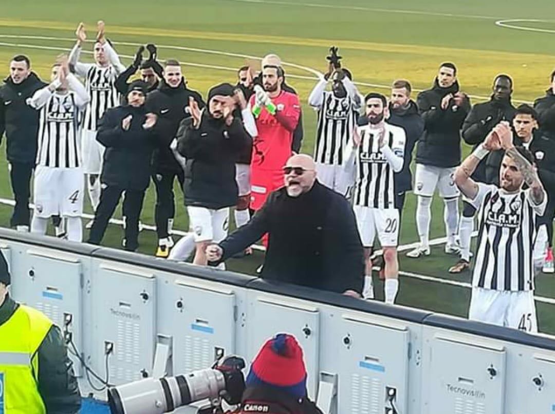 Ascoli: Cosmi e i bianconeri <br> faccia a faccia con i tifosi <br> Partiti per il ritiro 28 giocatori