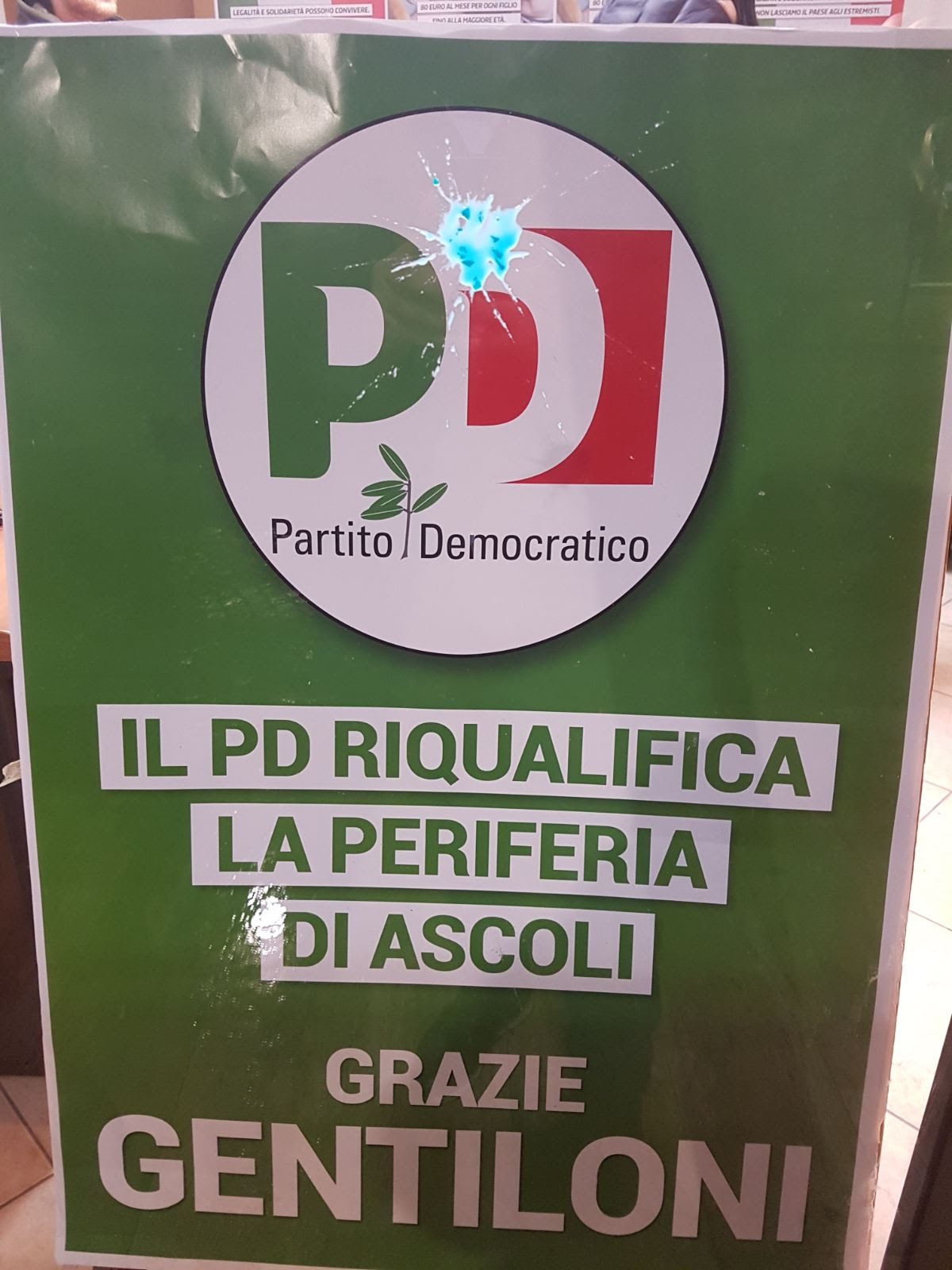 Sede del Pd imbrattata da un colpo <br> sparato da un’arma “paintball”