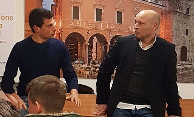 Gli arbitri di calcio ascolani <br> si confrontano <br> con mister Pergolizzi
