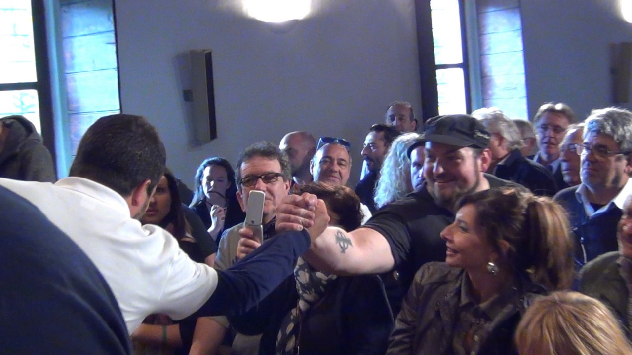 Il folle razzista un fan di Salvini, <br> stretta di mano al comizio leghista <span> (Foto/Video) </span>