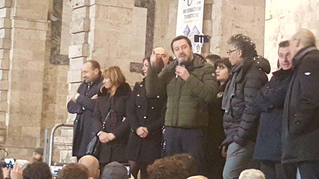 Lega, la legge contro stupratori e pedofili: <br> tornano i gazebo per firmare <br> a favore della castrazione chimica