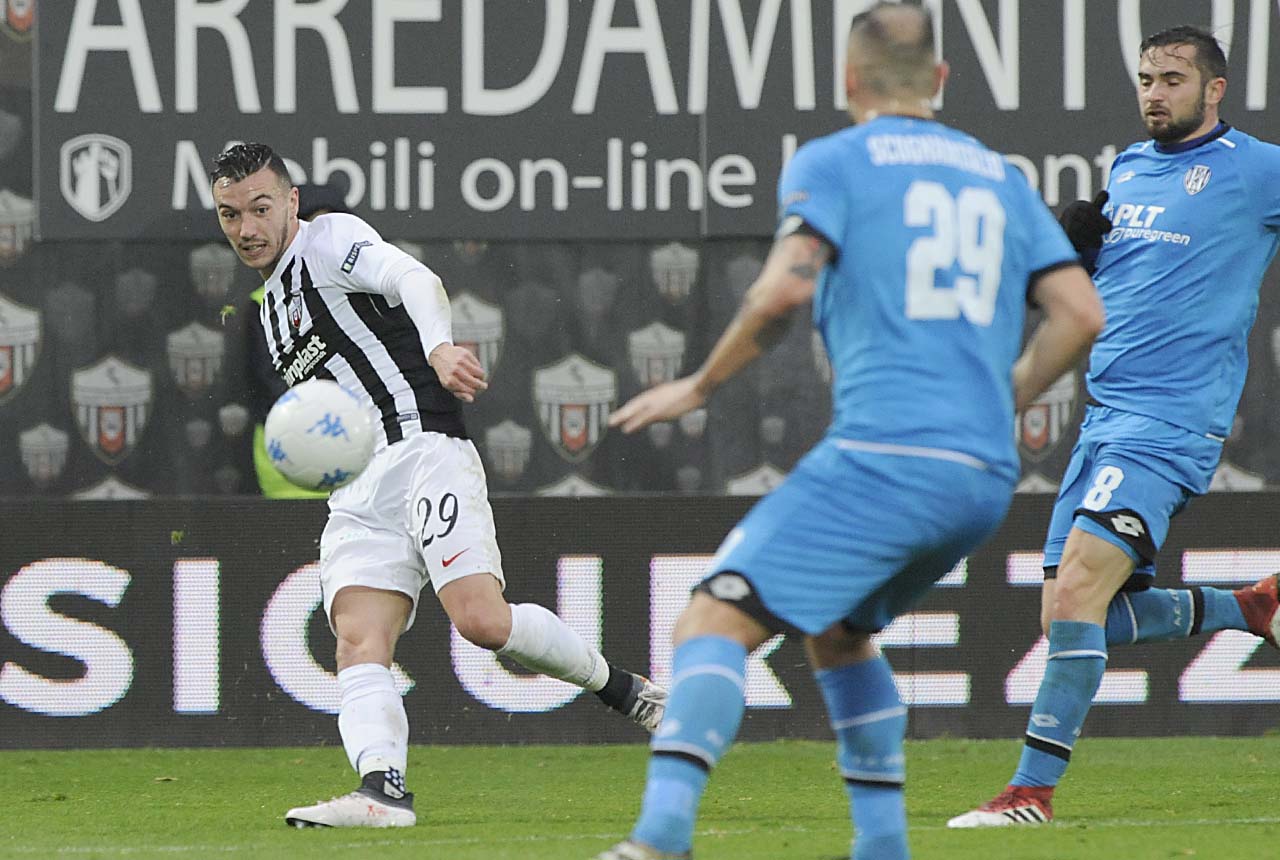 Ascoli, la terza vittoria in casa <br> aumenta le speranze salvezza <br> Zamparini: «Il Palermo riprenderà la marcia»