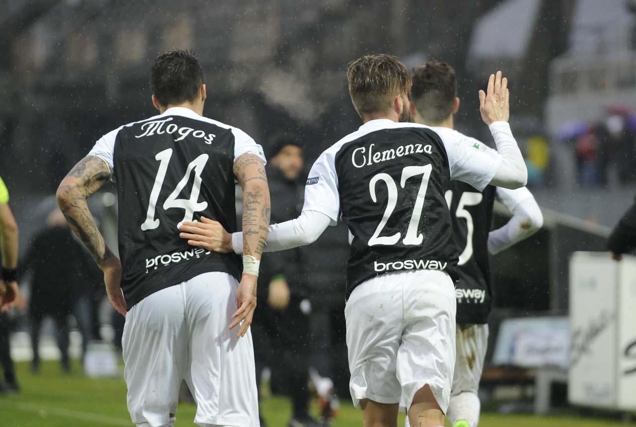La prima volta di Mogos <br> Clemenza, un gol alla Messi <br> Kanoutè convince, Buzzegoli ok
