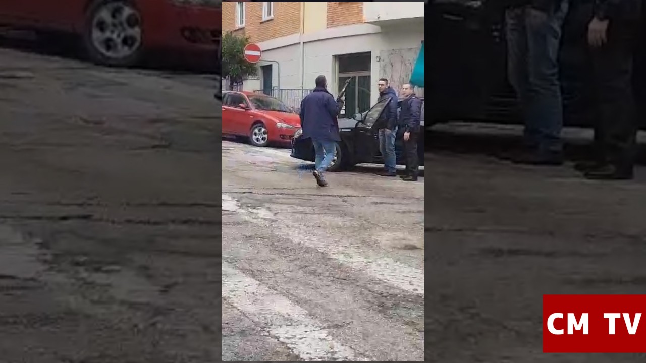 Un uomo a terra, poi uno sparo <br> <span> Lo choc in diretta (Video) </span>