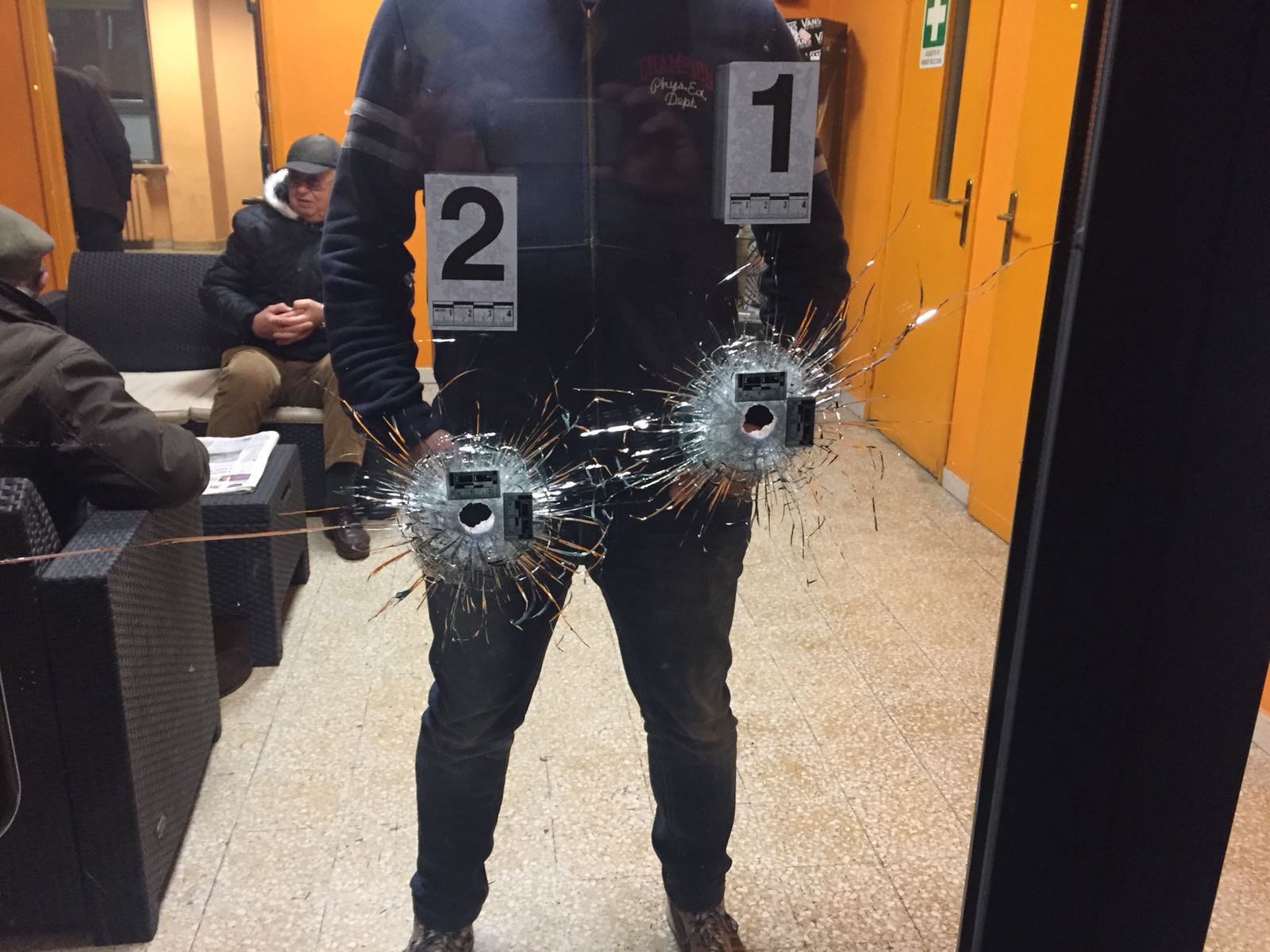 Agguato al bar H7, <br> terrore tra i clienti: <br> il video della sparatoria