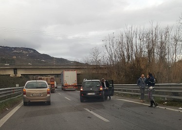 Perde il controllo dell’auto <br> e finisce contro il guardrail <br> sul rettilineo della superstrada