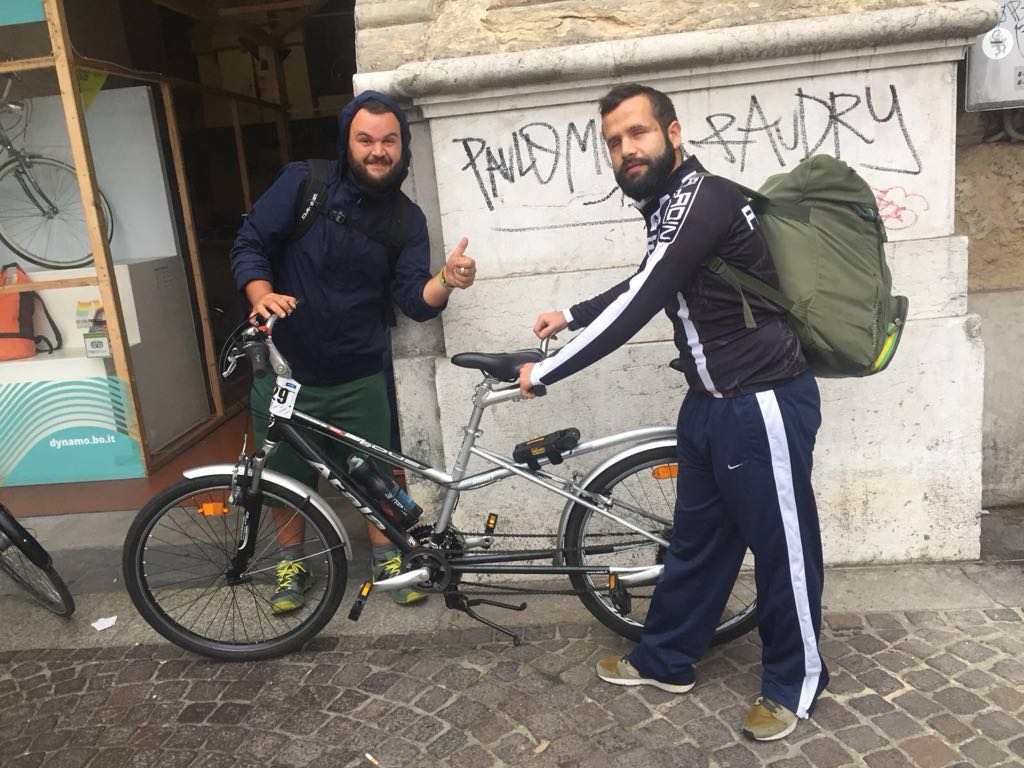 Da Ascoli a Pechino in bicicletta, <br> l’impresa di Marco e Davide <br> Quando l’integrazione viaggia su due ruote