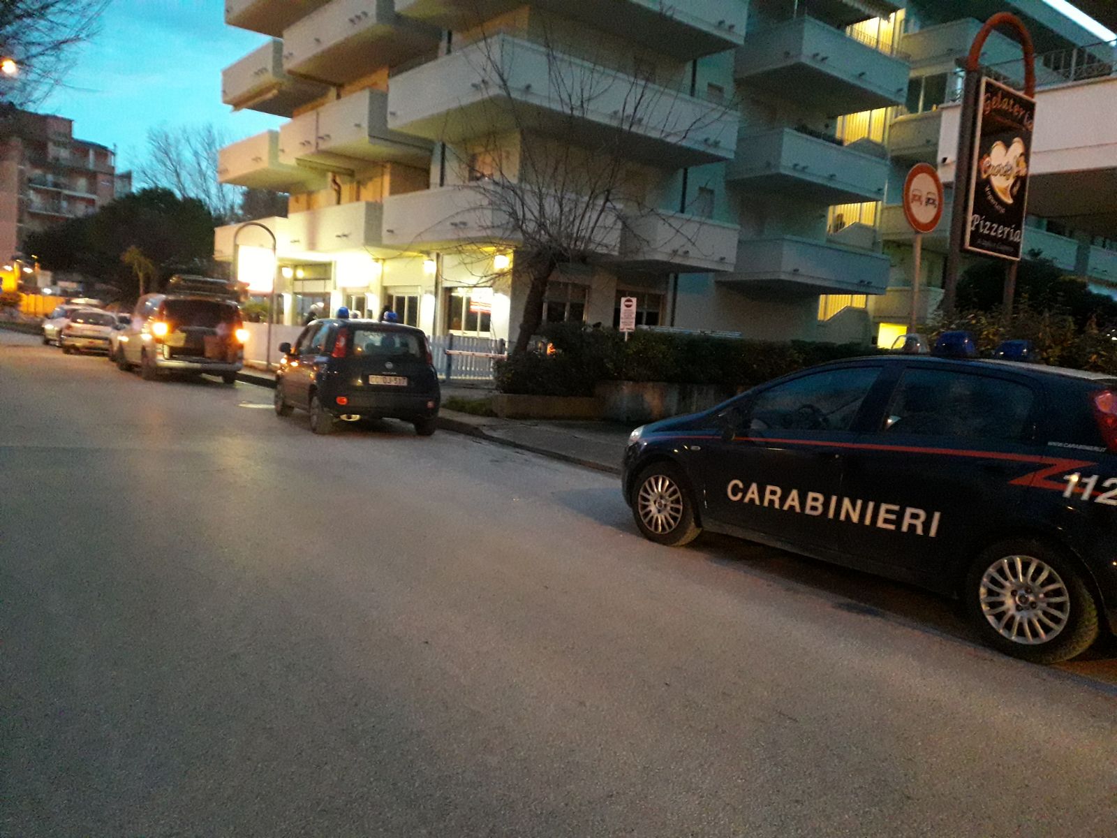 Tragedia sul lungomare Gramsci: <br><span> giovane trovato morto in casa</span>
