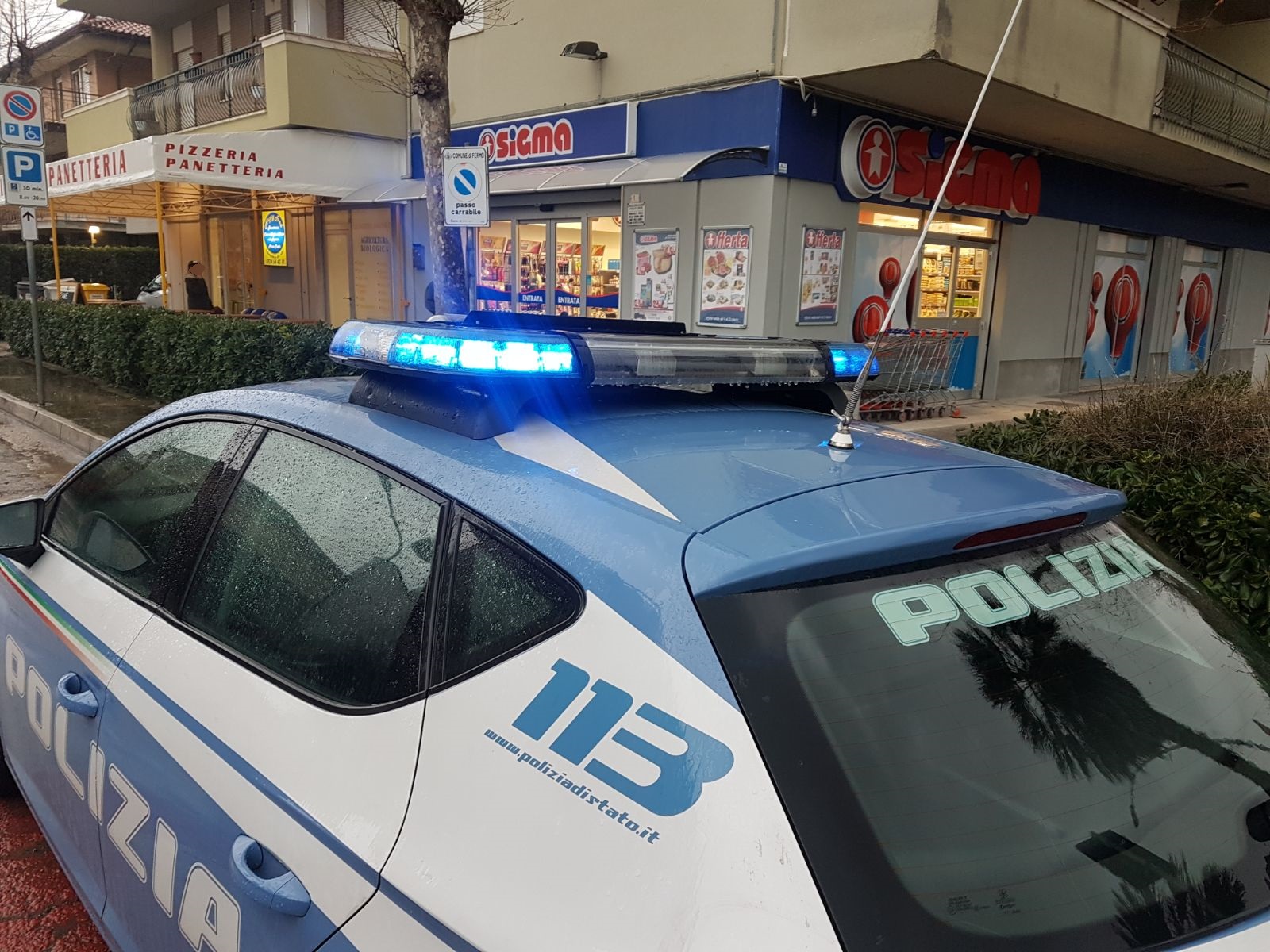 Rapina al supermercato Sigma, <br><span>proprietario accoltellato al viso <br> dopo la colluttazione con il bandito</span>