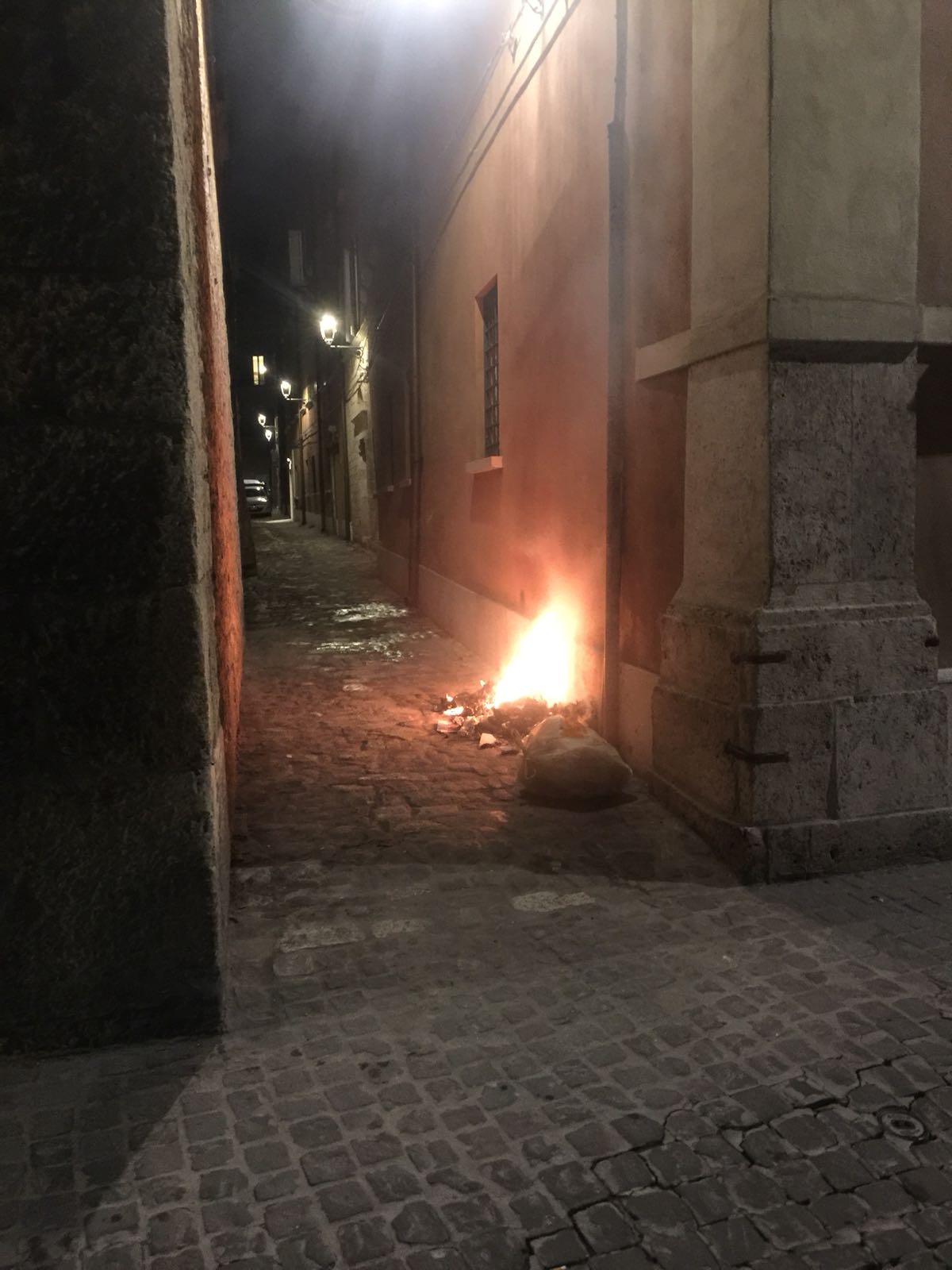 Fuoco ai rifiuti nel centro storico <br> arrivano i Vigili del fuoco