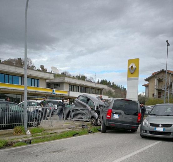Spettacolare frontale sulla Salaria <br> Due feriti tra Colli e Castel di Lama