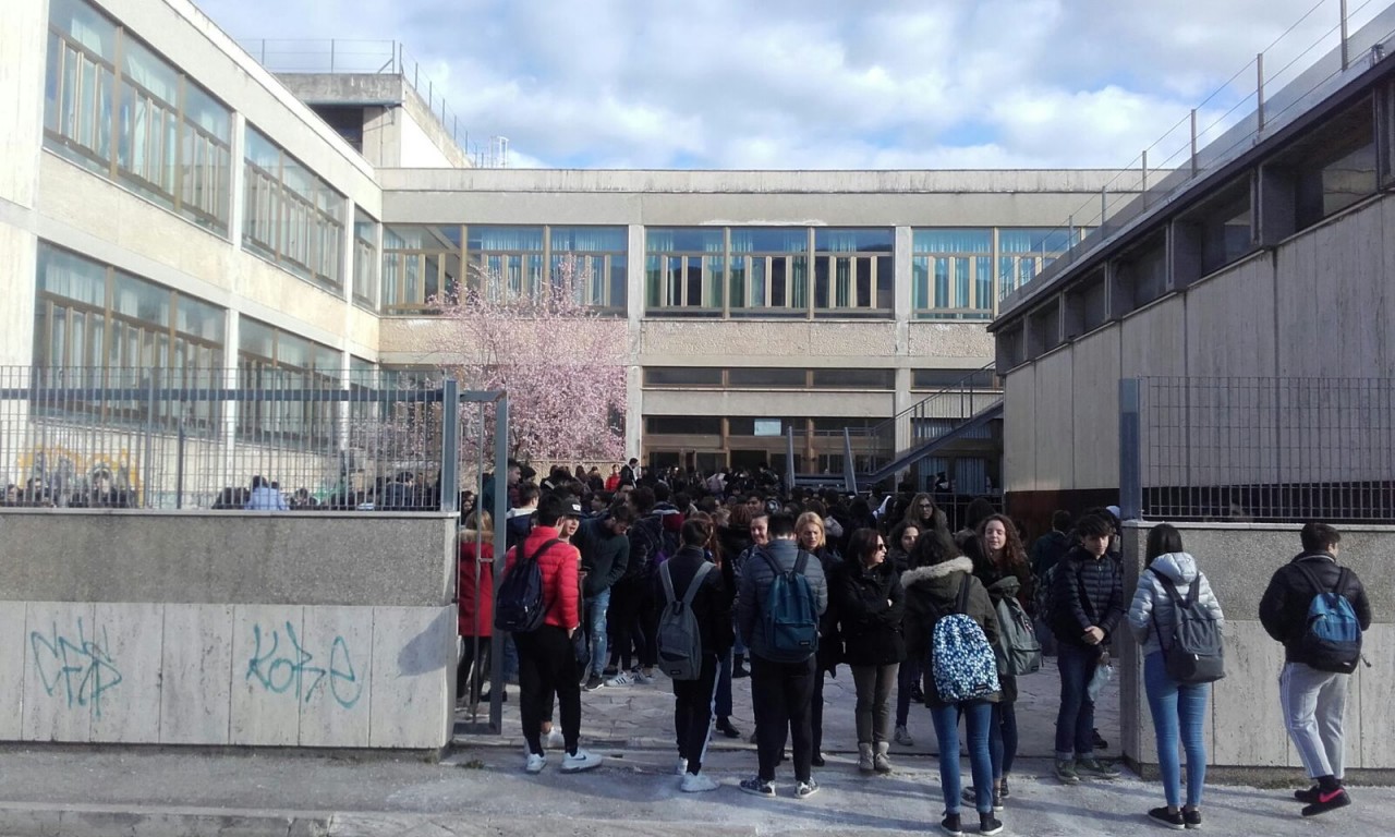 Terremoto, studenti in strada:<br> «Abbiamo paura di stare dentro»