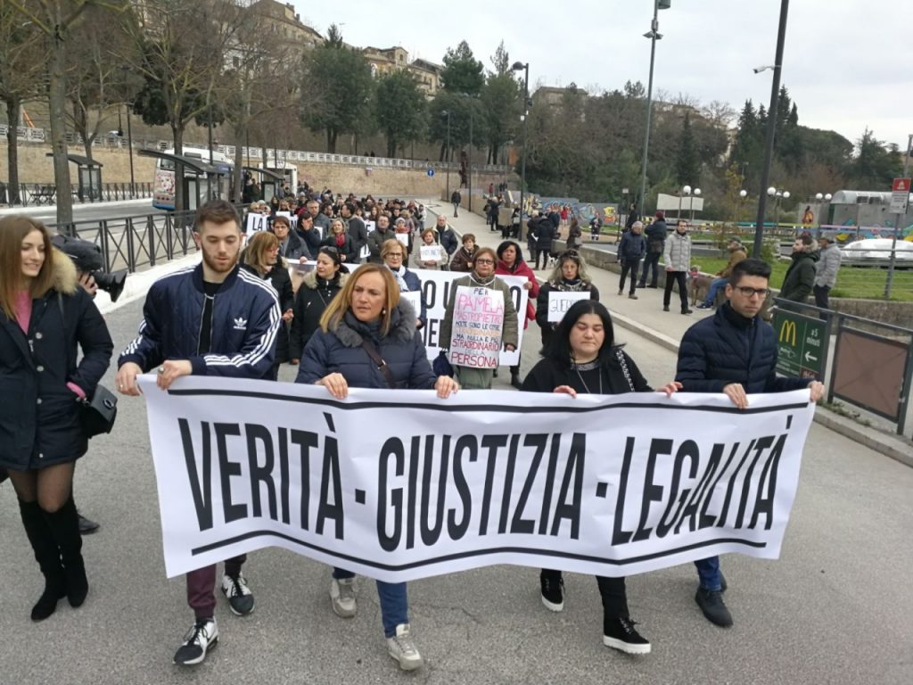 «Per Pamela e tutte le donne», <br> Macerata unita ai Giardini Diaz <span> (Foto/Video) </span>
