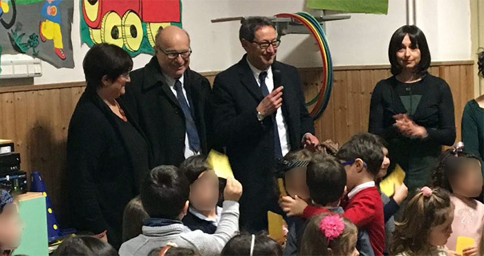 Canti e recite per i papà <br> Festa all’asilo Merlini col sindaco